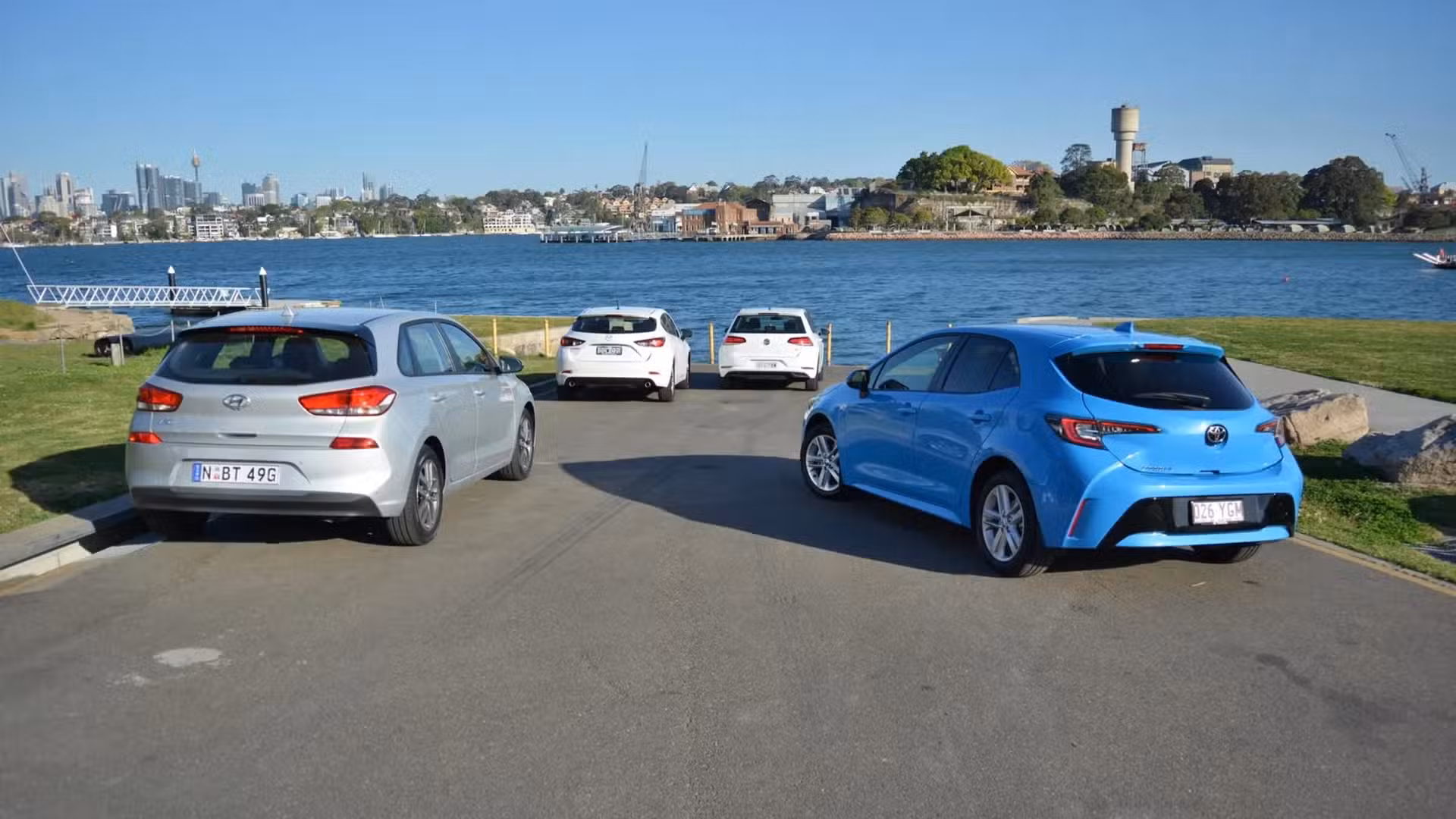 2020 Toyota Camry SL Hybrid (Glacier White)